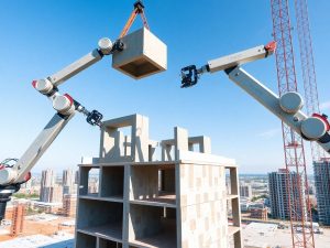 Roboți construind o clădire modernă, pe șantier